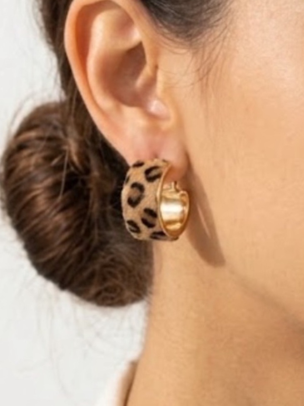NWT Leopard Print Calf Hair Huggie Hoop Earrings Gold 1”
C1